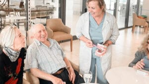 cuidado de los dientes en adultos mayores de senior group