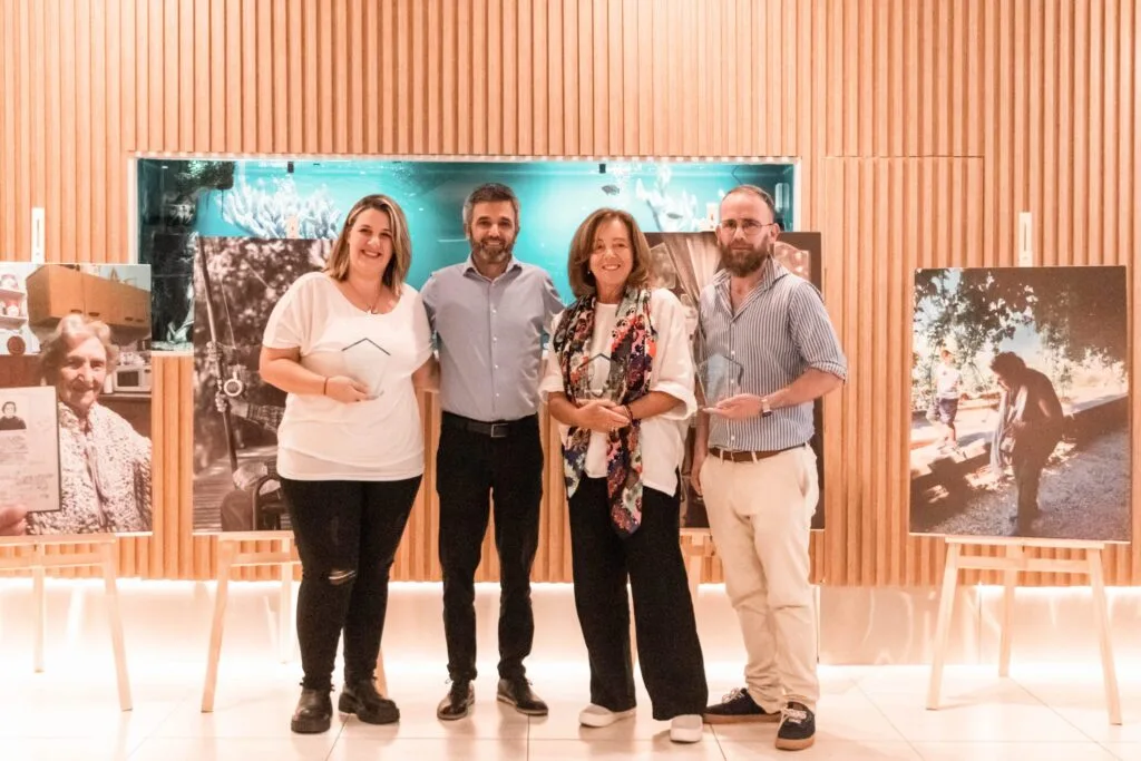 entrega de premios a artistas de senior group