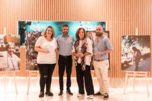 entrega de premios a artistas de senior group