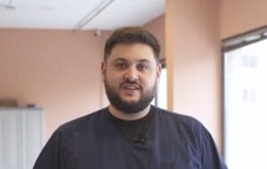 Rodrigo Turri es el coordinador de kinesiología en The Senior Home