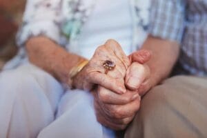 Adultos mayores en el aislamiento del coronavirus | the senior group