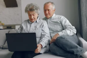adultos mayores usando internet y redes sociales | the senior group
