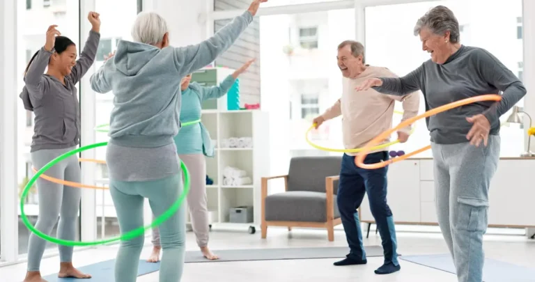 Adultos mayores ejercitandose | the senior group