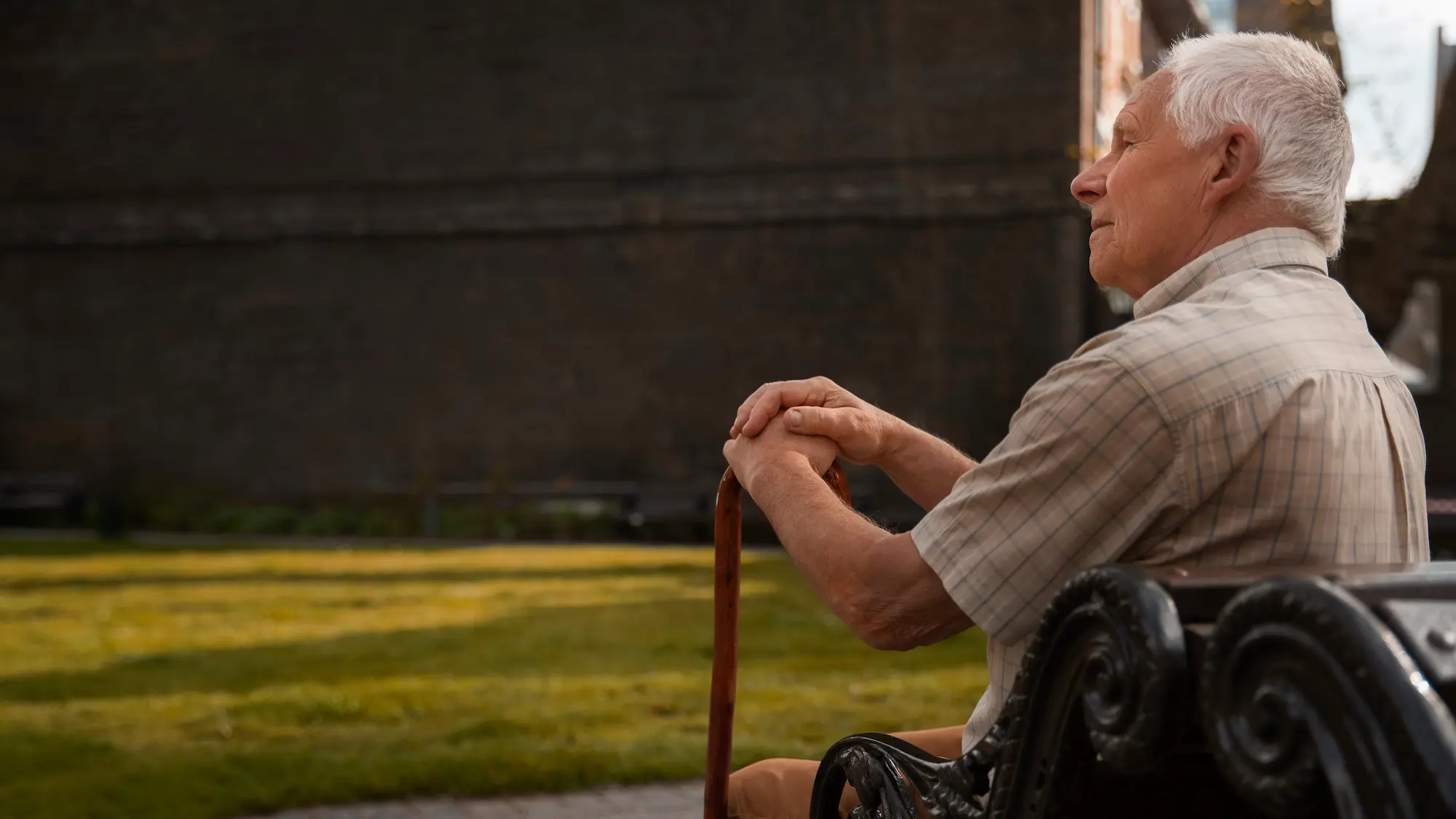 Cómo afecta la soledad en la vejez y qué hacer | The Senior Group