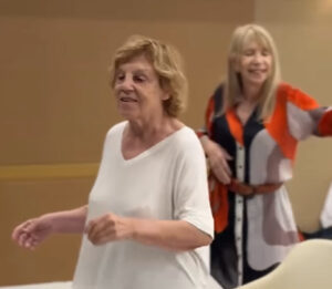 el movimiento es una fiesta, baile en the senior group
