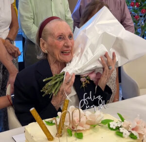 cumpleaños de nuestra residente elena en the senior group